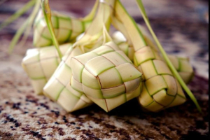 Praktis! Begini Cara Membuat Ketupat Selamat dengan Dua Helai Janur