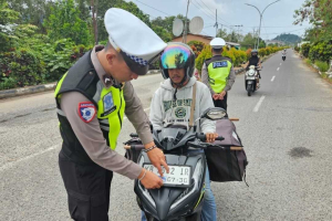 Hari Kedua Operasi Keselamatan Kapuas 2026, Satlantas Polres Kayong Utara Sasar Kelengkapan Berkendara di Simpang Empat Satpol PP